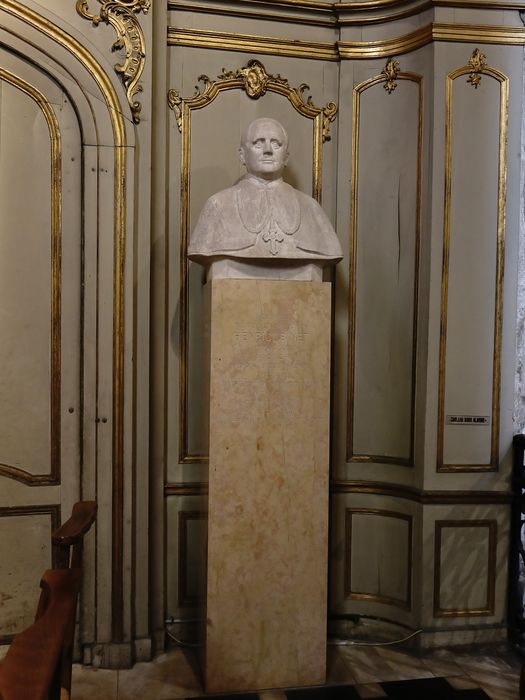 Buste : Monseigneur Binet - Vue d'ensemble - © conservation régionale des Monuments historiques Bourgogne-Franche-Comté