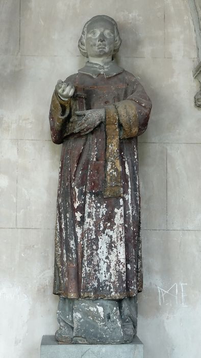 Statue d'un prêtre tenant un livre - Vue générale