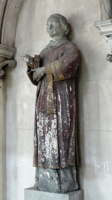 Statue d'un prêtre tenant un livre - Vue générale