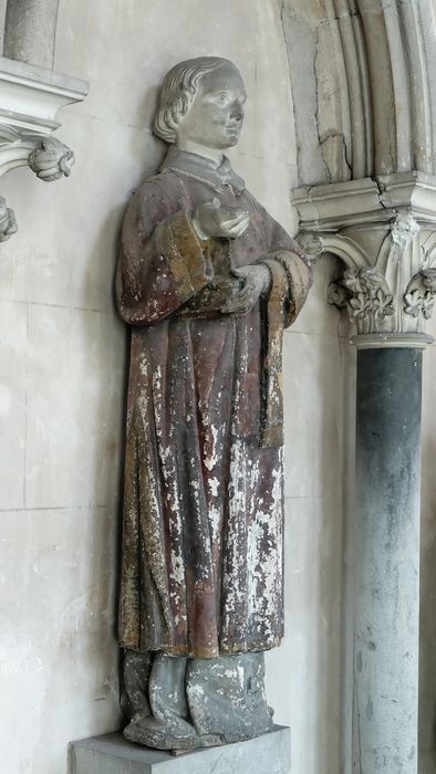 Statue d'un prêtre tenant un livre - Vue générale