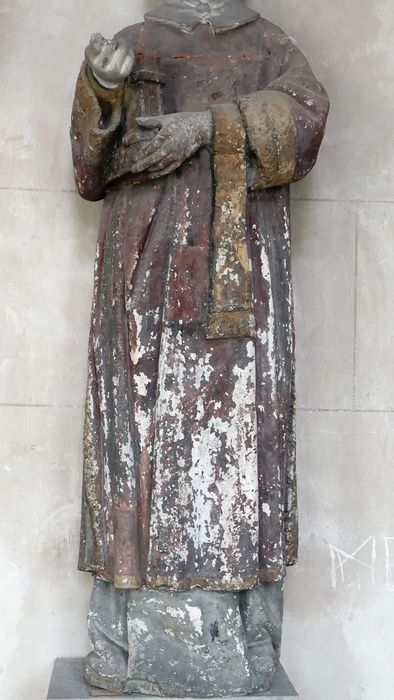 Statue d'un prêtre tenant un livre - Vue partielle