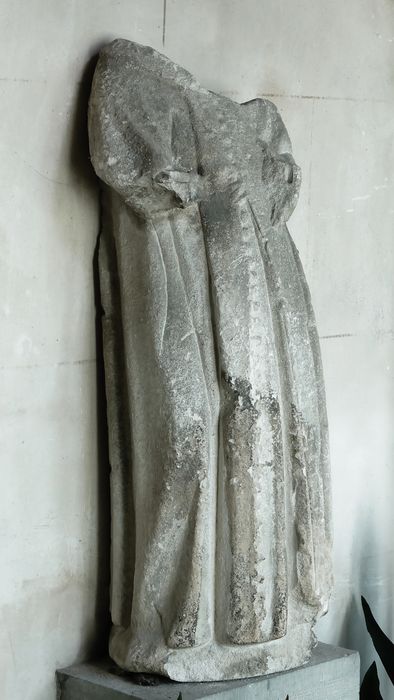 Statue (féminine ?) - Vue générale