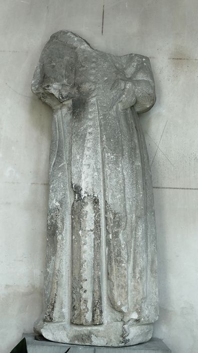 Statue (féminine ?) - Vue générale