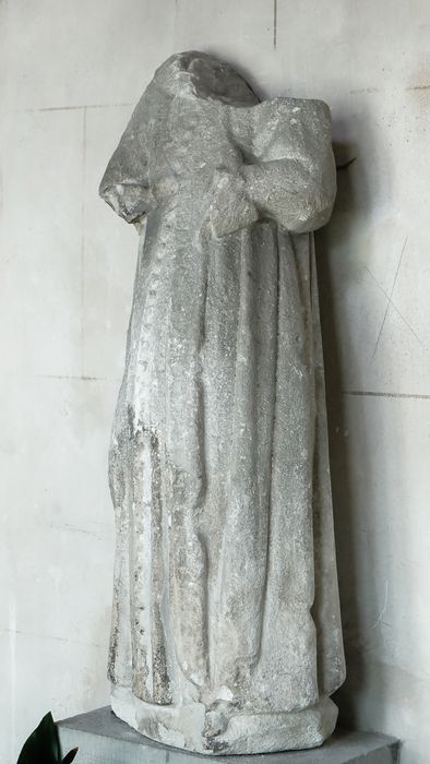 Statue (féminine ?) - Vue générale