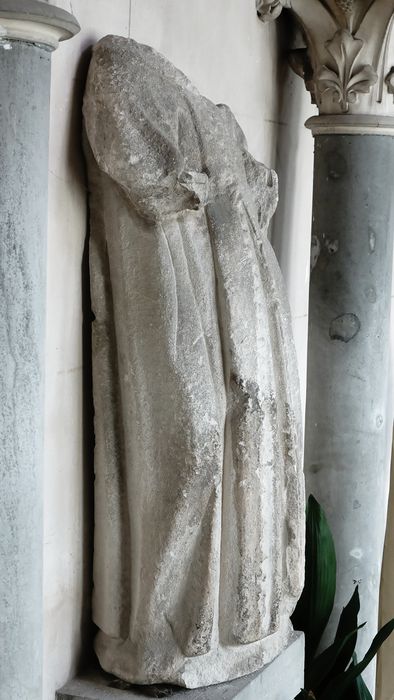 Statue (féminine ?) - Vue latérale