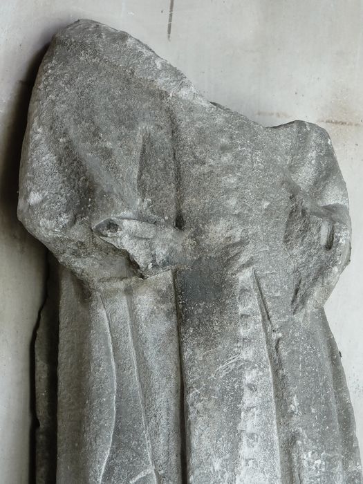 Statue (féminine ?) - Vue partielle