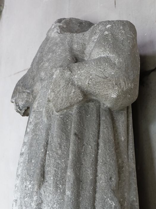 Statue (féminine ?) - Vue partielle