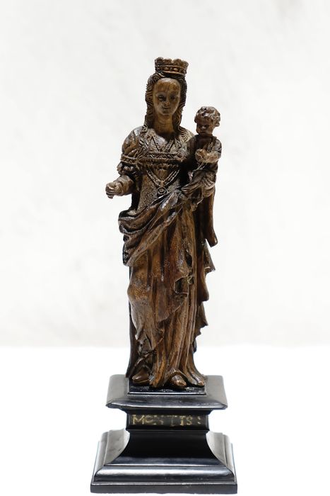 Statuette : Vierge à l'Enfant, dite de Montaigu - Vue générale - © conservation régionale des Monuments historiques Bourgogne-Franche-Comté