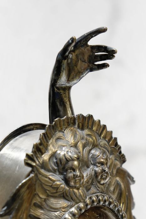 Reliquaire-monstrance de Saint-Point - Vue de détail : décor au sommet du médaillon