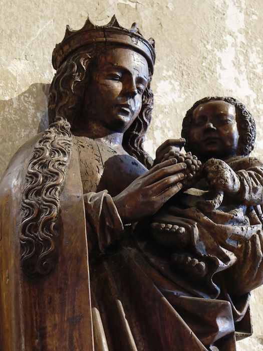 Statue : Vierge à l'Enfant - Vue partielle : à mi corps latéralement