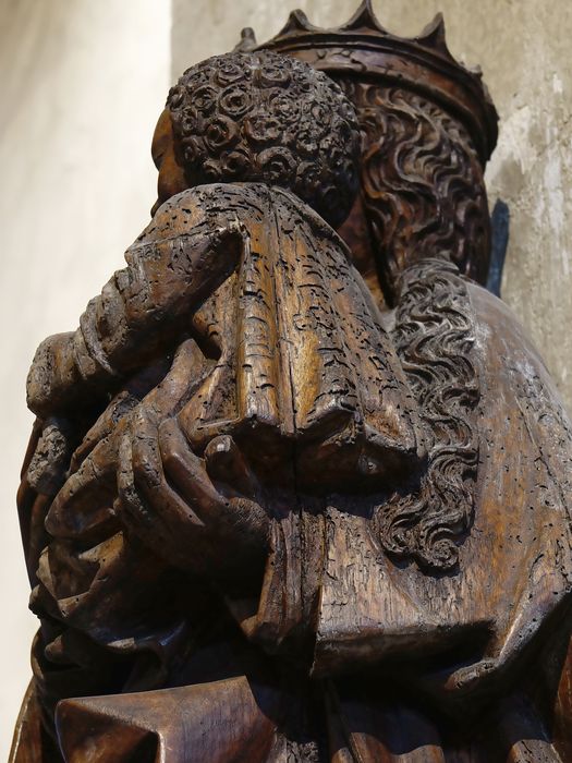 Statue : Vierge à l'Enfant - Vue partielle : à mi corps de trois-quart dos