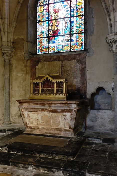 Autel, gradin, plate-forme d'autel, retable - Vue d'ensemble avec plate-forme