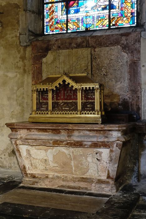 Autel, gradin, plate-forme d'autel, retable - Vue générale