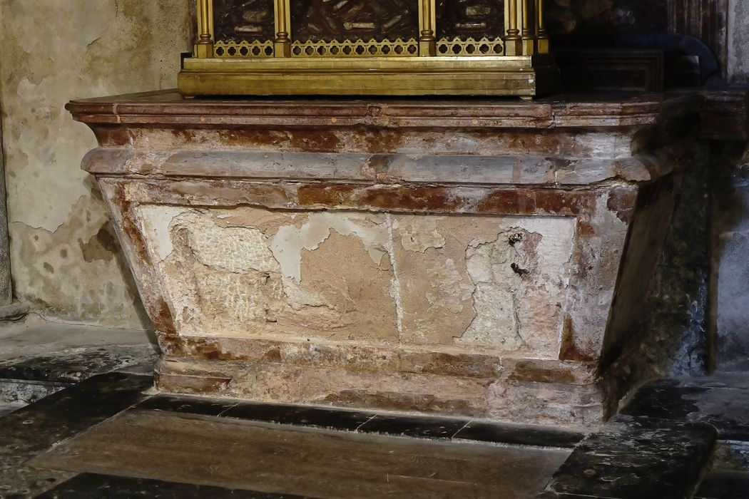 Autel, gradin, plate-forme d'autel, retable - Vue générale