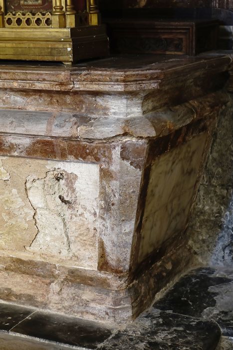 Autel, gradin, plate-forme d'autel, retable - Vue de détail : angle autel
