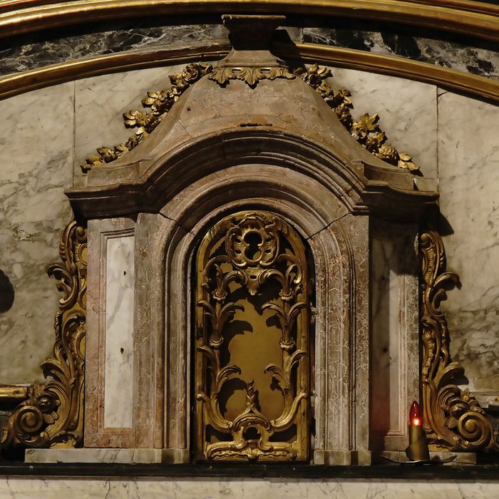 Autel, tabernacle, degré, gradin, décor, revêtement mural - Vue partielle : tabernacle