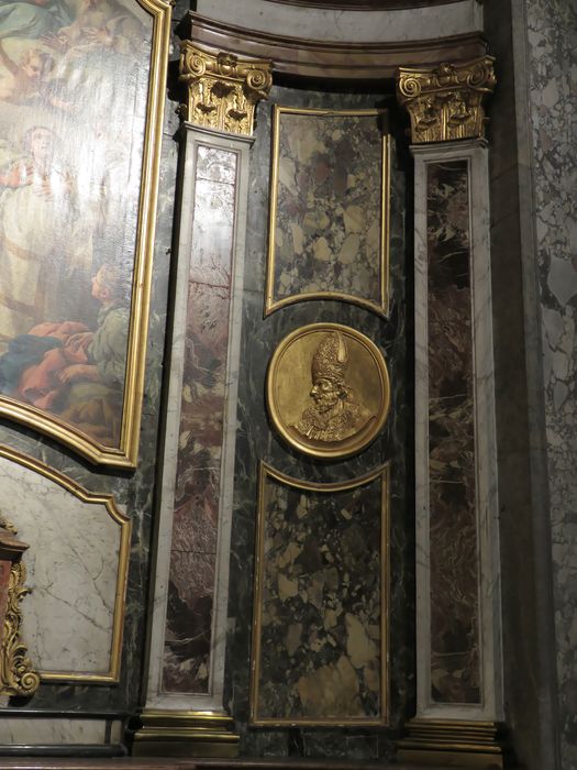 Autel, tabernacle, degré, gradin, décor, revêtement mural - Vue partielle