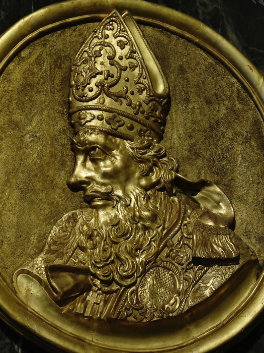 Médaillons en bas-relief : Saints évêques - Vue rapprochée : st Ferréol