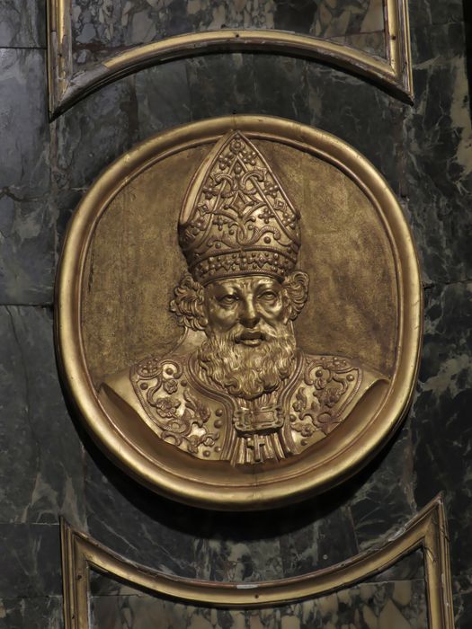 Médaillons en bas-relief : Saints évêques - Vue générale : saint évêque de face