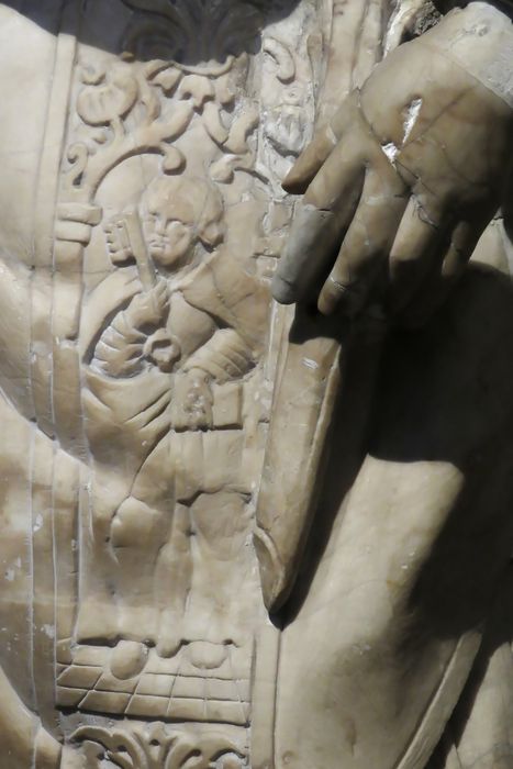 Statue : Saint Ferréol - Vue de détail : orfroi et main