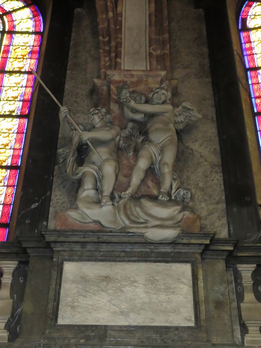Décor, revêtement, statue, sculpture - Vue partielle : un groupe sculpté à la retombée des voûtes