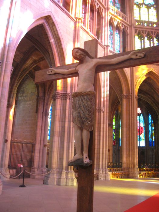 statue : Christ en croix