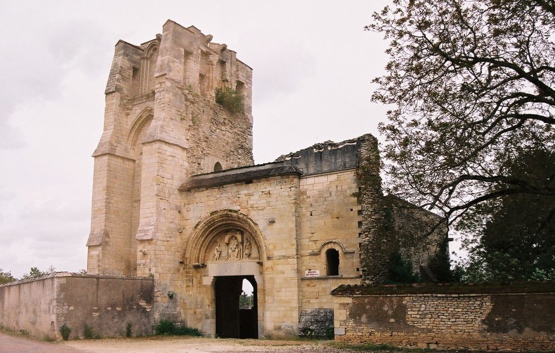 Eglise Notre-Dame du Pré (ruines) : Façade occidentale, vue générale