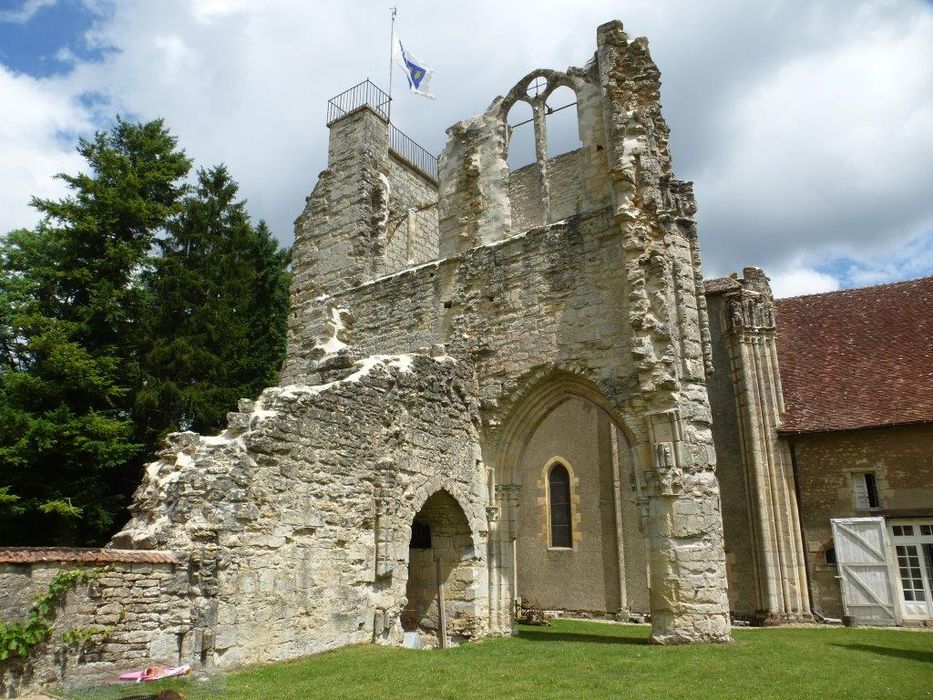 Prieuré de l'Epeau (restes) : Bras du transept nord, façade sud, vue générale