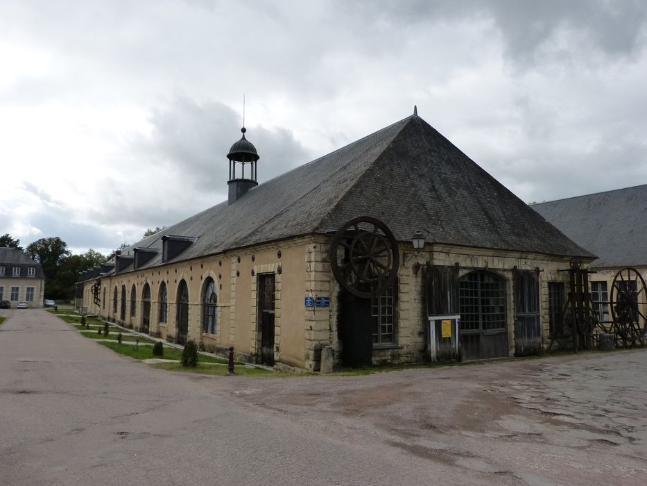 Forges royales de la Chaussade (anciennes) : Bâiment central, façades sud-est, vuegénérale