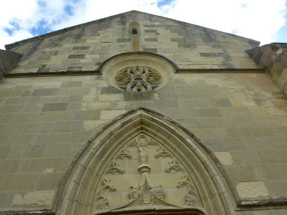 Eglise Saint-Andoche : Façade occidentale, vue partielle