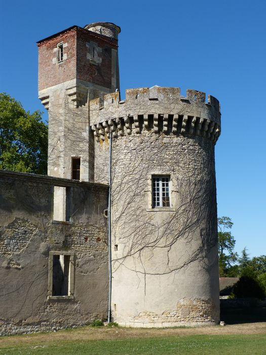 Château des Bordes : Tour nord-est, vue générale