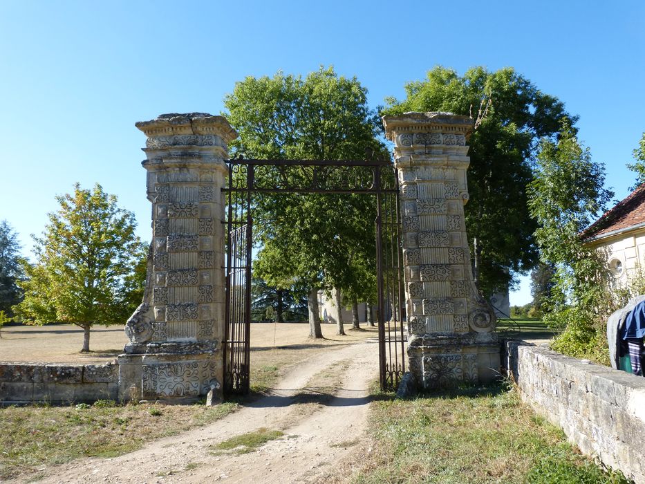 Château des Bordes : Portail d'accès sud, vue générale