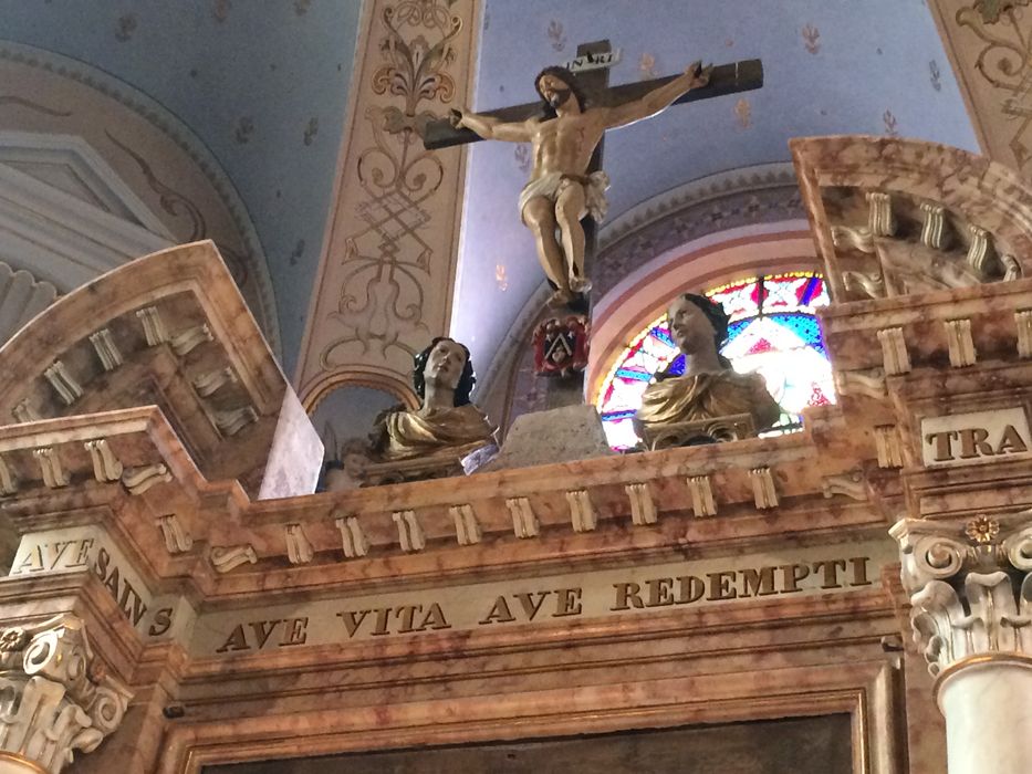 statue : Christ en croix ; deux bustes reliquaires (féminin et masculin)