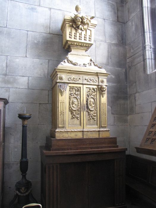 monument avec deux portraits en médaillon