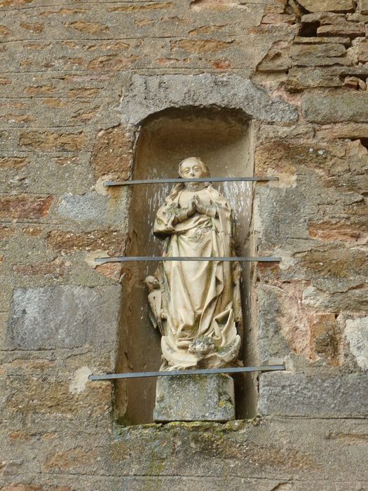 statue : la Vierge debout sur le croissant avec deux angelots