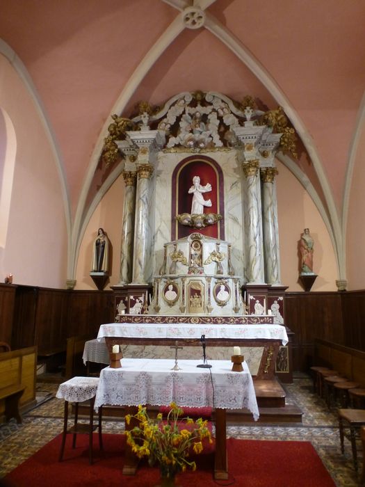 retable et tabernacle, lambris de revêtement (boiserie), deux statues : Vierge de l'Assomption, Dieu le Père et quatre reliefs : Saint Pierre, Saint Paul, Souper à Emmaüs, Les Evangélistes