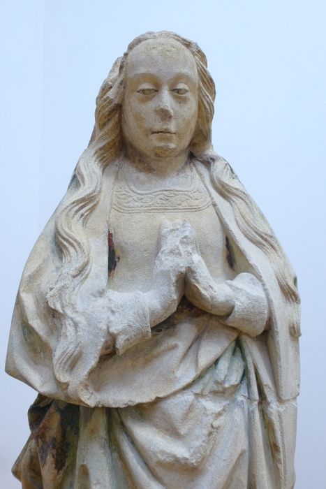 statue : la Vierge debout sur le croissant avec deux angelots, vue du buste