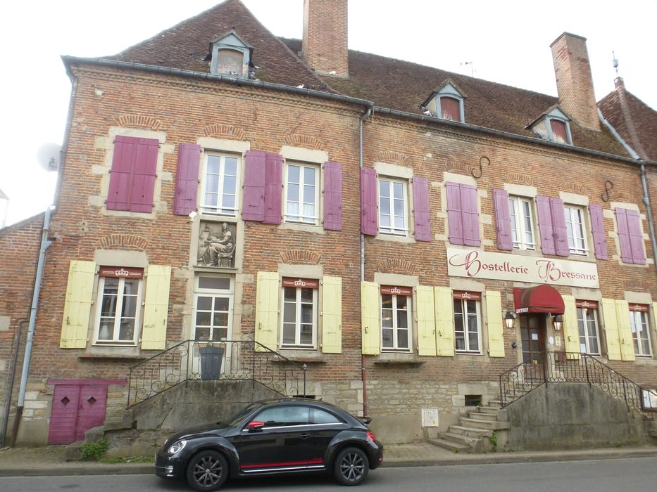 bas-relief : la Justice, vue en situation - © Ministère de la Culture (France), Direction régionale des affaires culturelles de Bourgogne-Franche-Comté, tous droits réservés