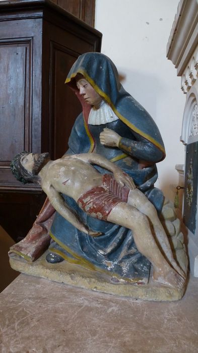 groupe sculpté : Vierge de Pitié, vue de côté