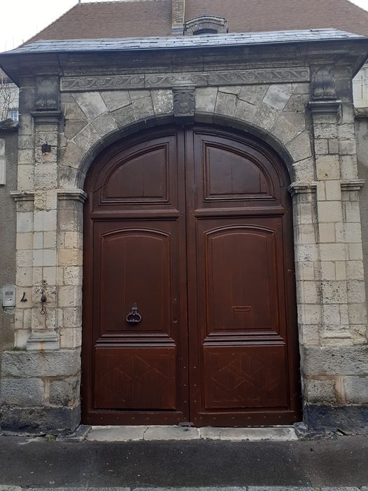 Hôtel de Vaudricourt : Portail d'accès sur rue, vue générale