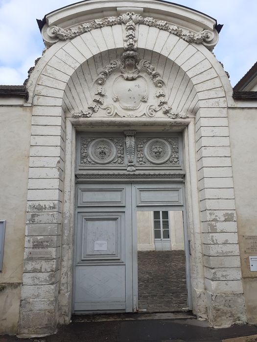 Hôtel de ville (ancien) : Porche d'accès sur rue