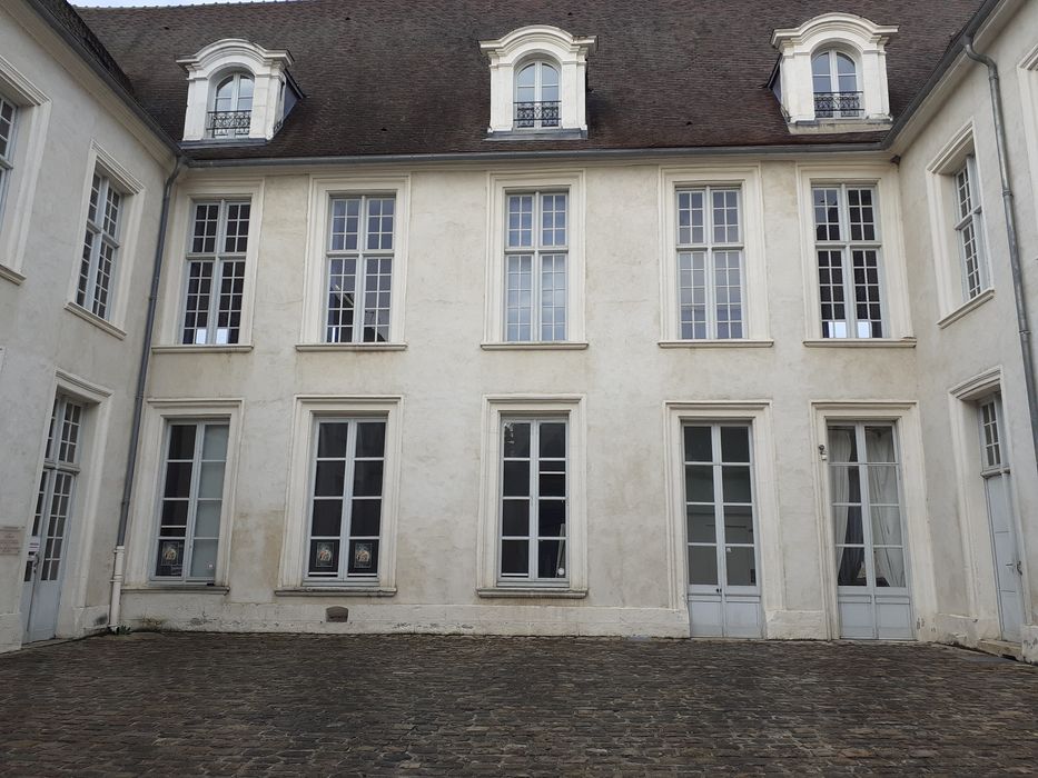 Hôtel de ville (ancien) : Cour est sur rue, vue générale