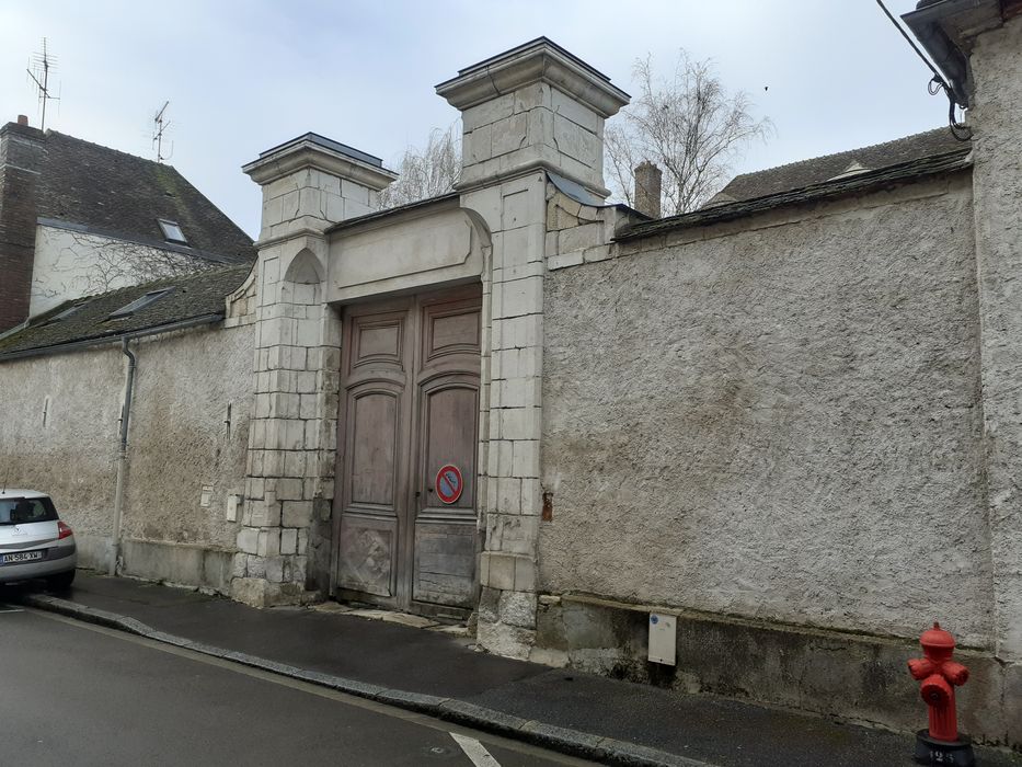 Hôtel : Portail d'accès sur rue, vue générale