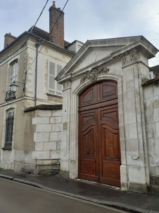 Maisons : Porche d'accès sur rue, vue générale