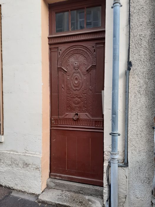 Maison : Détail du vantail de la porte d'accès sur rue