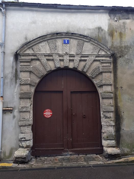 Maison : Porche d'accès sur rue, vue générale