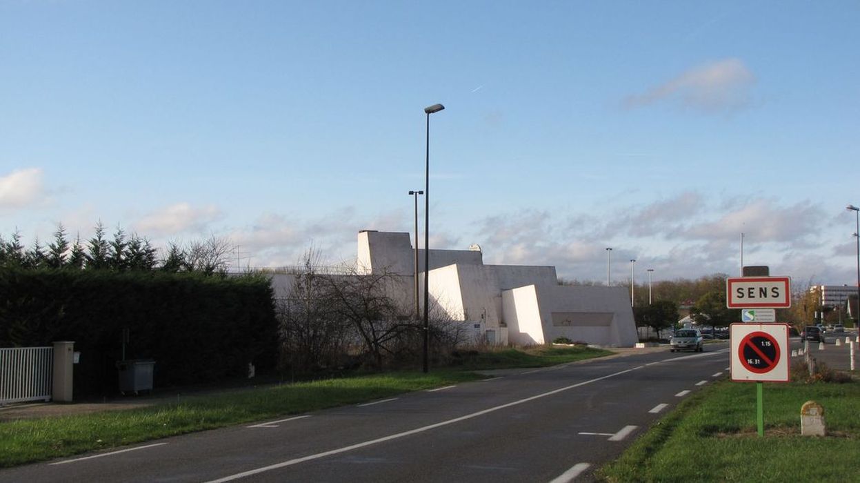 Centre commercial dessiné par Claude Parent : Vue générale du bâtiment dans son environnement