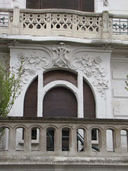 Immeuble de rapport Art Nouveau : Détail d'une des baies du rez-de-chaussée