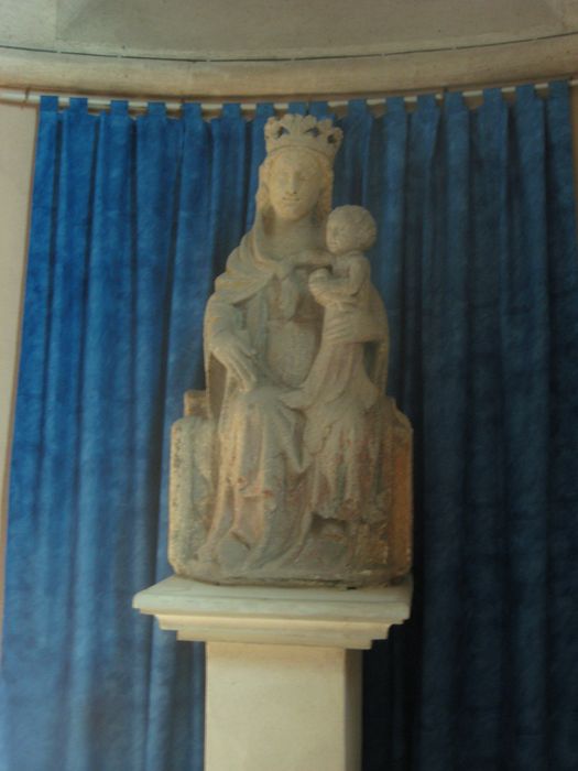 statue : Vierge à l'Enfant assise