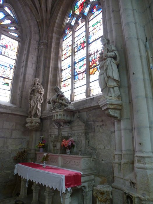 groupe sculpté : Vierge de Pitié ; statues : Saint Jean-Baptiste, saint Jean l'Evangéliste